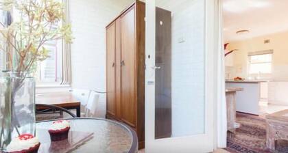 B5 Crawley/Nedlands Apartment 1 BRM + Sleepout - 2min walk to UWA