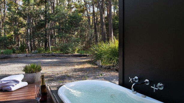 Outdoor spa tub - Ablac Studio - True Bush Retreat (WHEATSHEAF)