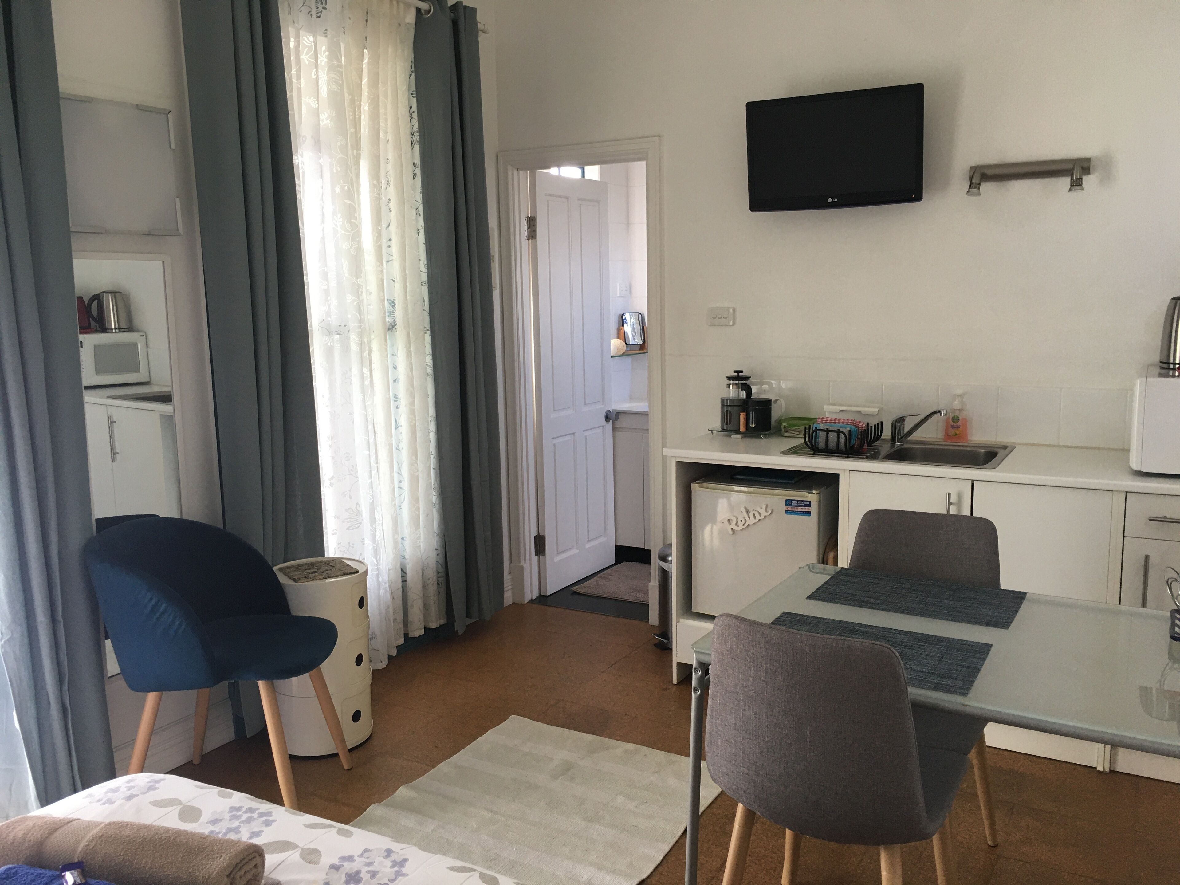 Marine Beach Studio with sea views - Autumn & Winter Sale! — image 11