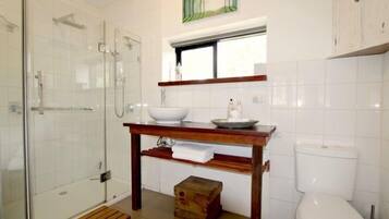 Studio Suite | Kamar mandi | Shower dan handuk