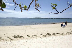 Beach - Beach Holiday Home on Coochiemudlo Island with large yard and unlimited WiFi (Coochiemudlo Island)