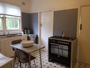 Fridge, microwave, oven, stovetop - Moonya, the writer's retreat, the 1950s vintage  holiday home and house gallery (Katoomba)