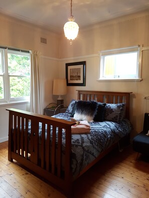 2 bedrooms, iron/ironing board, WiFi, bed sheets - Moonya, the writer's retreat, the 1950s vintage  holiday home and house gallery (Katoomba)