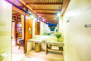 Een douche, een regendouche, een haardroger, handdoeken