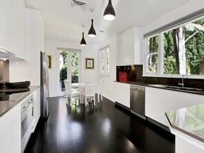 冷蔵庫、電子レンジ、オーブン、コンロ