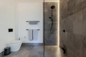 Baignoire, sĂšche-cheveux, serviettes fournies, savon
