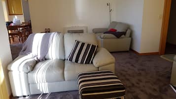 Smart TV, DVD player, books, stereo