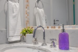 Regadera, secadora de cabello, toallas, jabón 