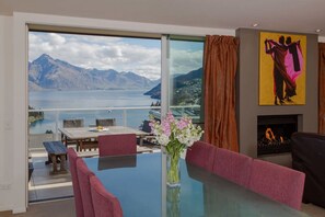Outdoor dining - Lake View Villa | Great location | Amazing views (Queenstown)