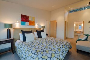 3 bedrooms, premium bedding, desk, iron/ironing board