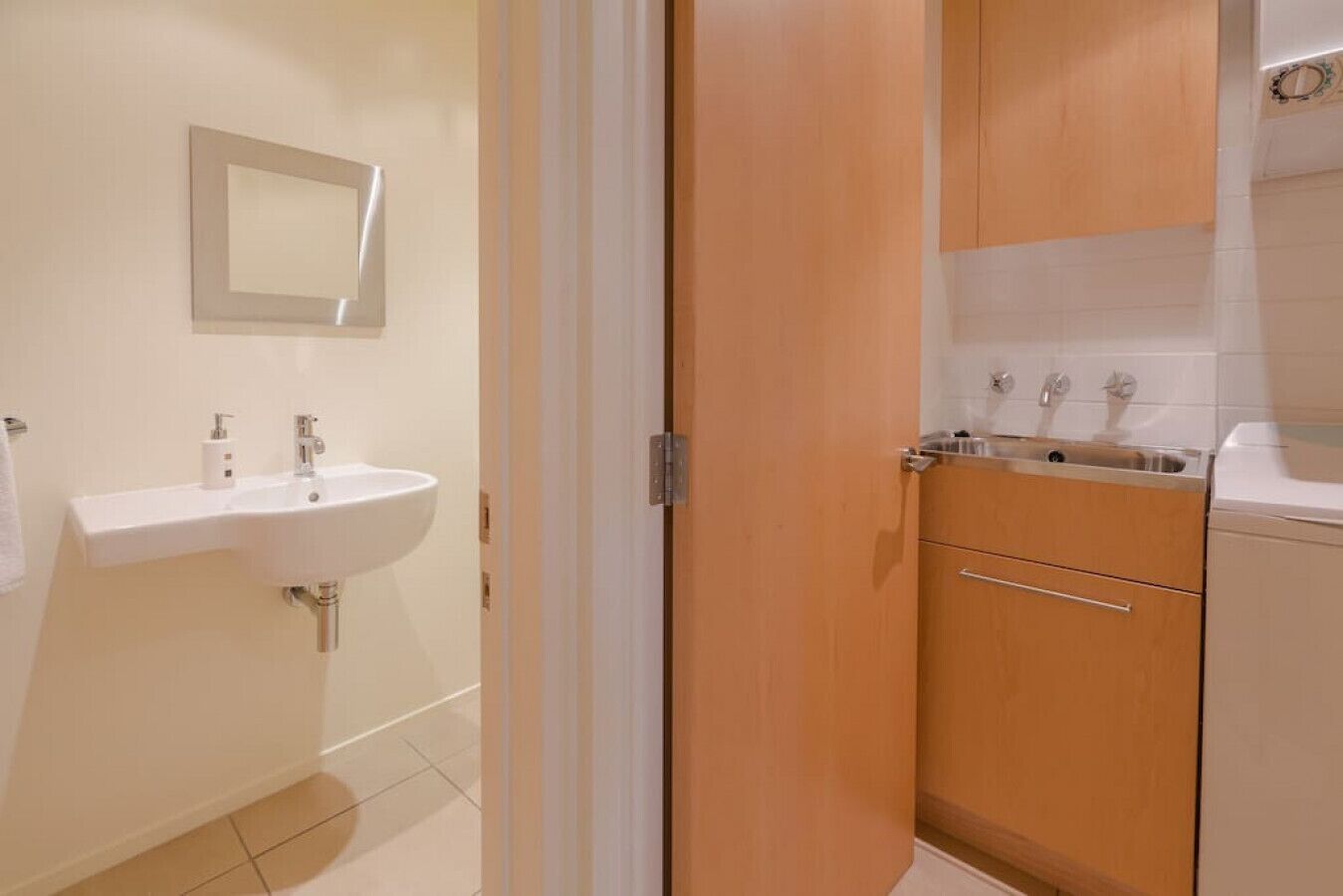 Ein Badezimmer mit Waschbecken, Spiegel und Holzausstattung.