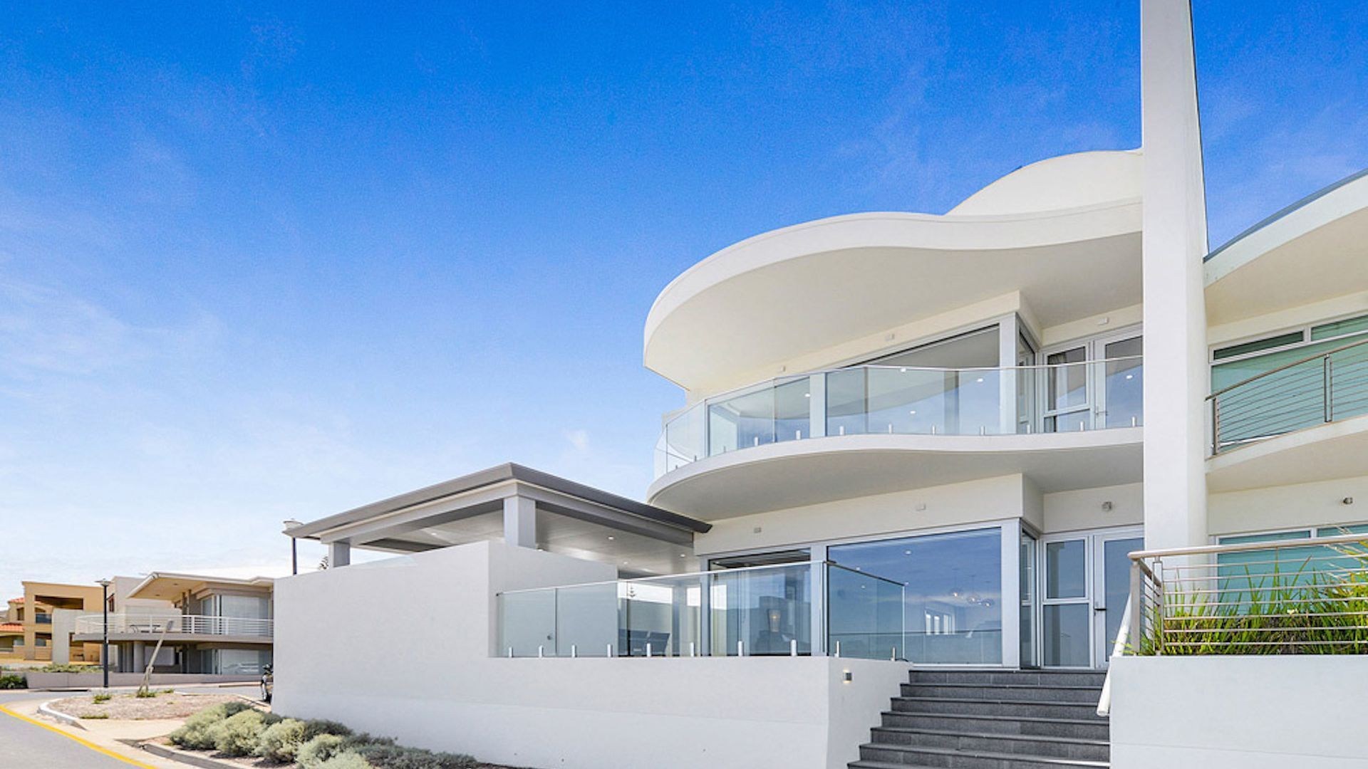 "THE PROMENADE" - Beachfront property close to restaurants and shops.