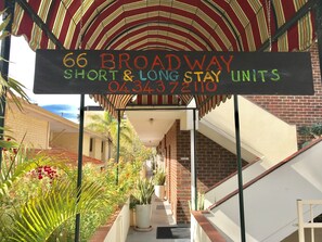 Señal para 66 Unidades de Estancia Corta y Larga en Broadway, con número de contacto.