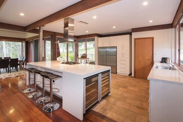 Microwave, oven, dishwasher, coffee/tea maker