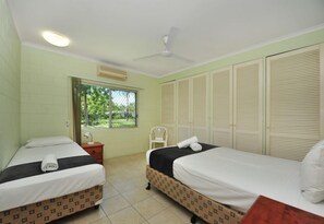 3 habitaciones, tabla de planchar con plancha y ropa de cama 
