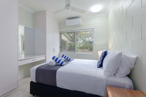 3 bedrooms, iron/ironing board, bed sheets - Seascape Holidays House at 53 Reef Street (Douglas)