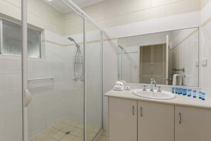 Shower, hair dryer, towels - Seascape Holidays House at 53 Reef Street (Douglas)
