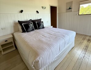 3 bedrooms, iron/ironing board, bed sheets - Driftwood Bay of Fires - A spacious and luxurious scandinavian style beach house (The Gardens)