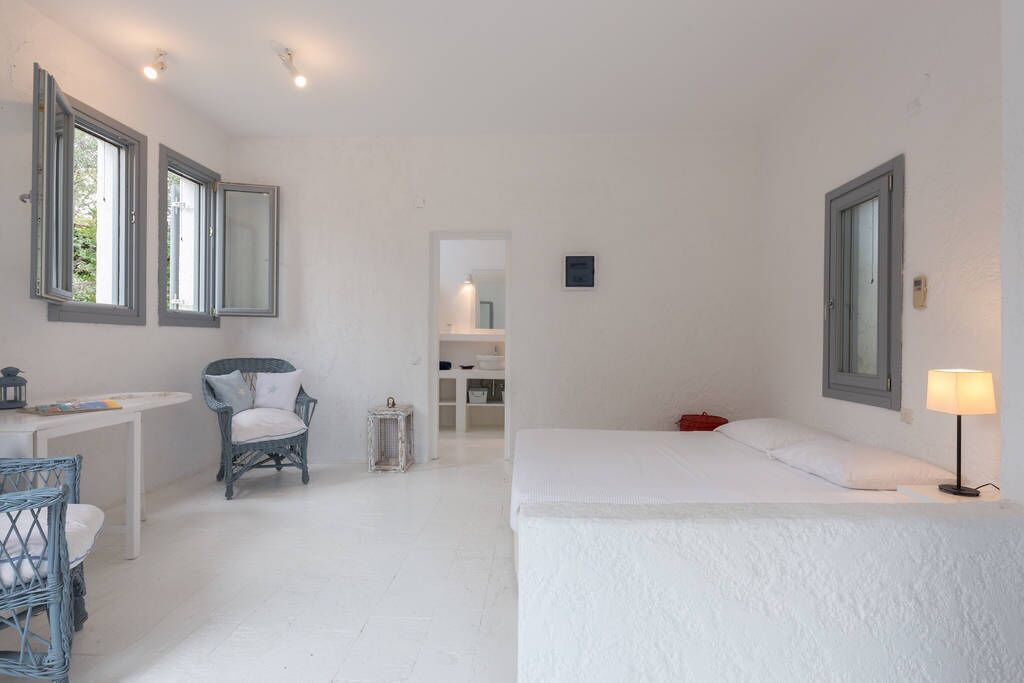 Seaside Residences near Athens with pool, basket & tennis court