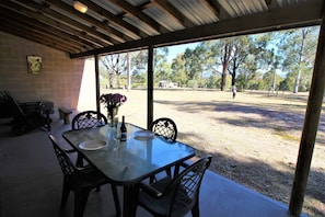 Outdoor dining - Fantail Villa Lovedale - Central to all wineries, restaurants & attractions (Lovedale)