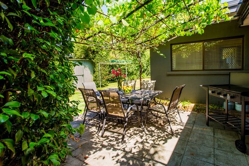 Ideal for Families & Pets-fenced garden-pets welcome -7 min. easy walk to town