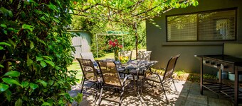 Ideal for Families & Pets-fenced garden-pets welcome -7 min. easy walk to town