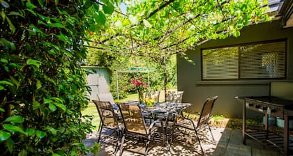 Ideal for Families & Pets-fenced garden-pets welcome -7 min. easy walk to town
