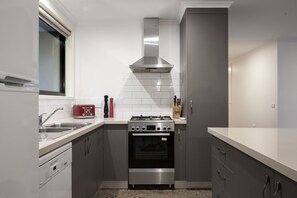 Køleskab/fryser i fuld størrelse, mikrobølgeovn, ovn, kogeplade