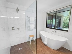 Badewanne, Haartrockner, Handtücher, Seife