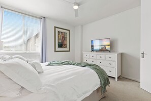 2 bedrooms, iron/ironing board, Internet, bed sheets - Coastal Calm at Bronte Beachside Escape (Bronte)