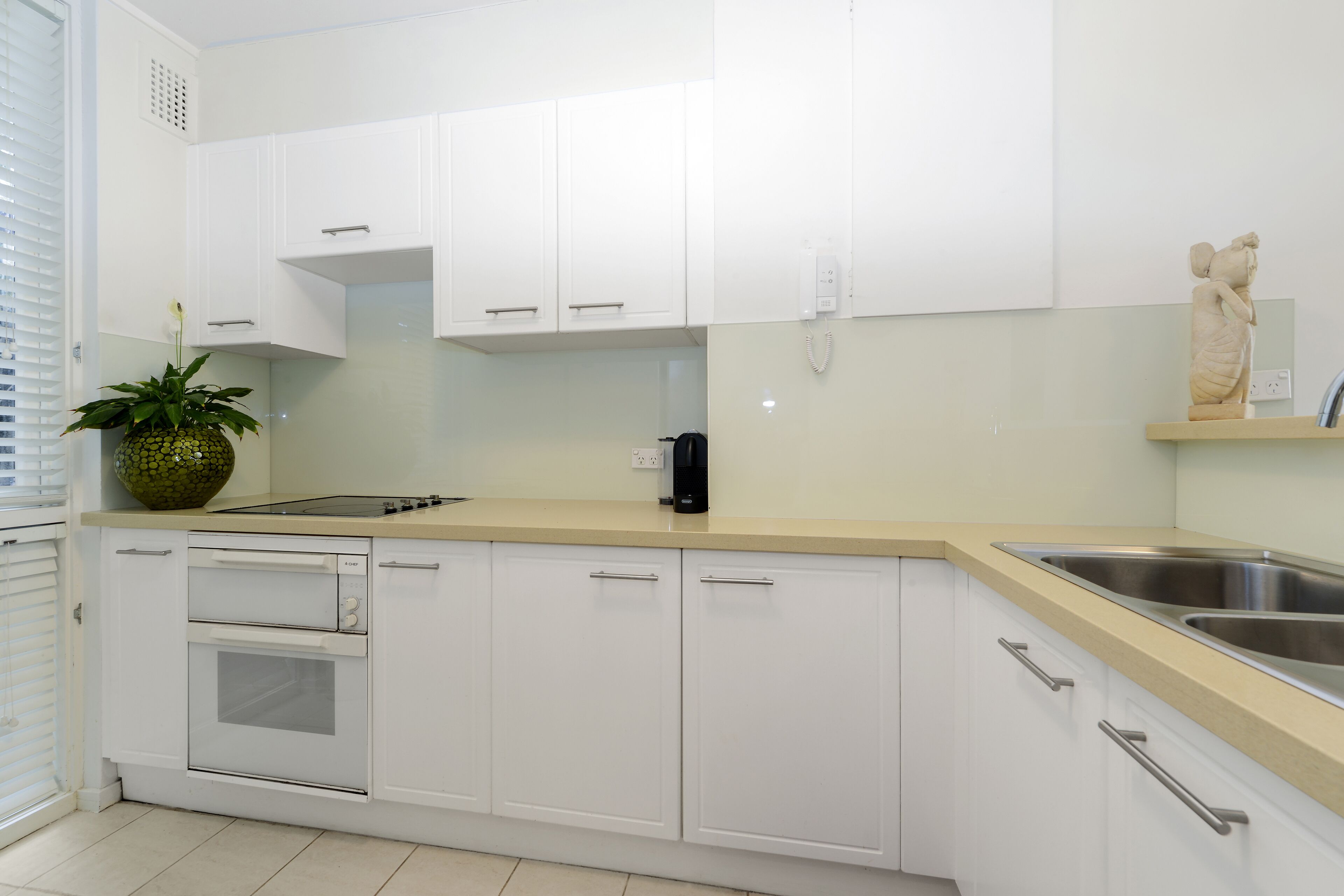 Coastal Calm at Bronte Beachside Escape — image 4