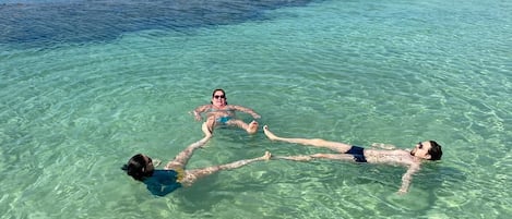 En la playa y camastros