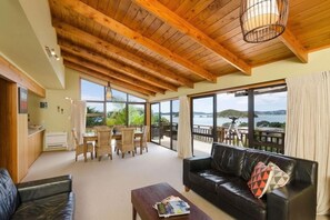 TV, stereo - Stunning sea views-private-fully equipped-spotless (Paihia)