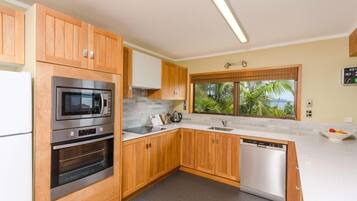 Kjøleskap, mikrobølgeovn, ovn og oppvaskmaskin