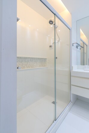 Shower, hair dryer, bidet, towels - Barra Beach Ocean View (Rio de Janeiro)