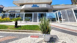 Un edificio alto y moderno con varios balcones y fachada de vidrio.