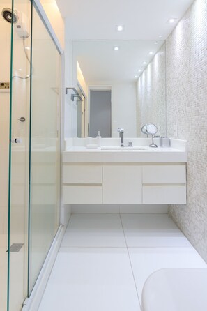 Bruser, hårtørrer, bidet, håndklæder