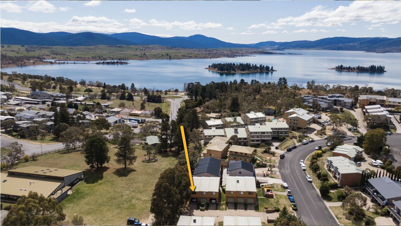 Snow and Lake Townhouse Apartment — image 7