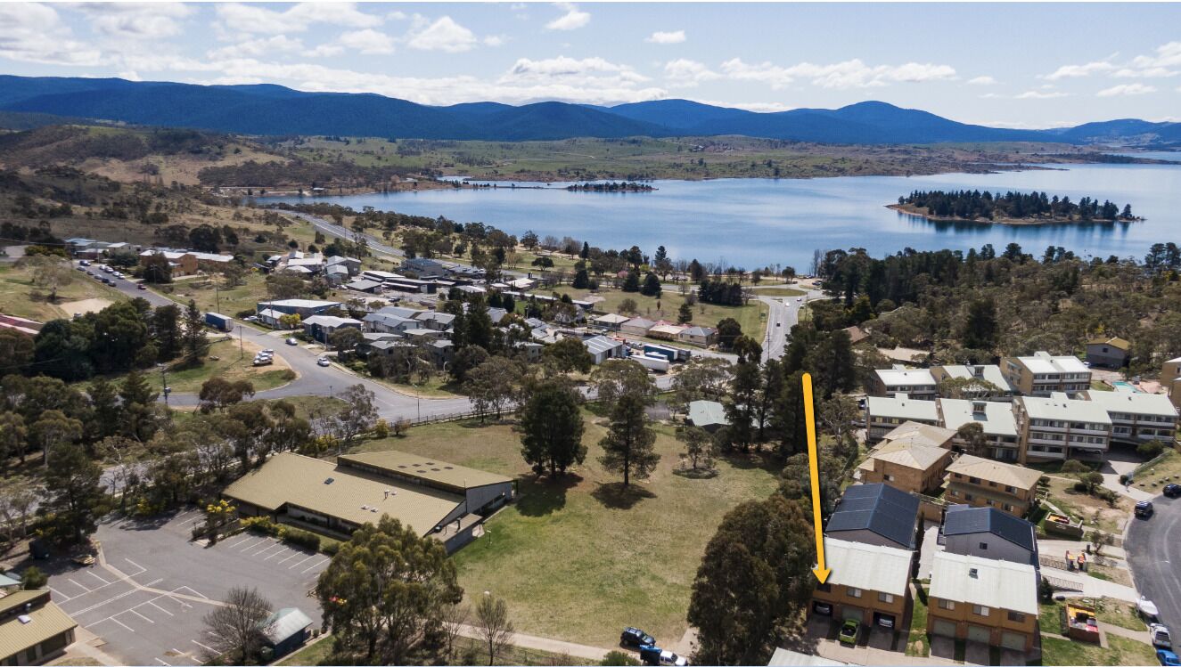 Snow and Lake Townhouse Apartment — image 6