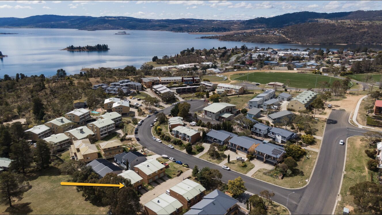 Snow and Lake Townhouse Apartment — image 8