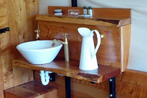 Shower, hair dryer, towels, soap - COLONIAL WAGON + sleepout - Wacky Stays - 6 UNIQUE rentals in Kaikoura (Kaikoura Township)