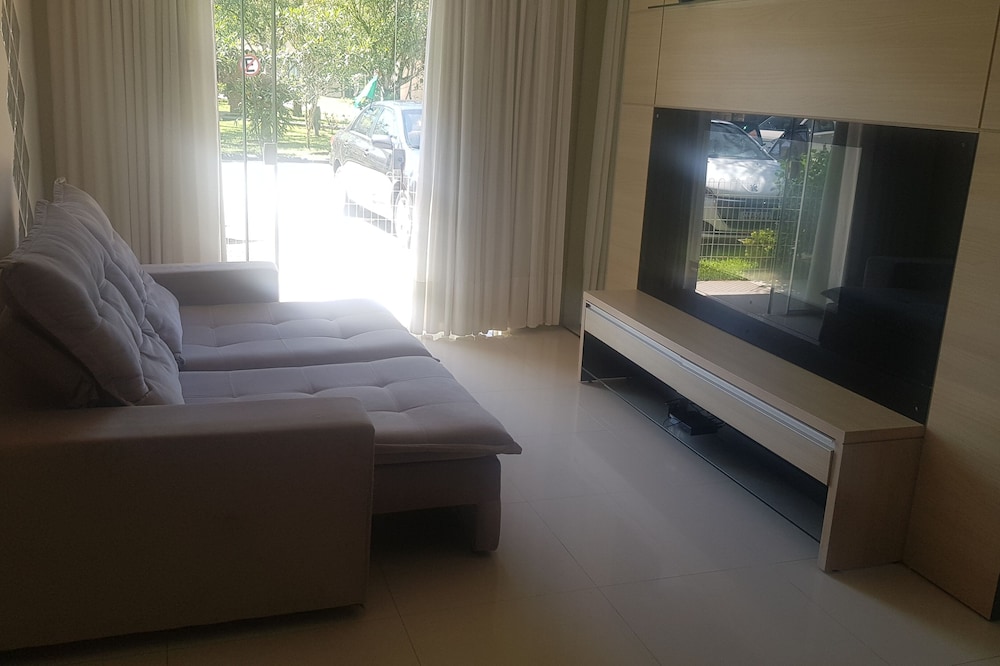 Beautiful townhouse in a gated community, with greater security, quiet location