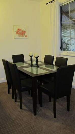 Dining - One bedroom cottage in the beautiful Clare Valley (Auburn)