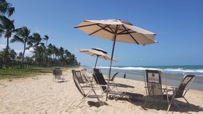 On the beach, sun loungers - Luxurious Beach House With 6 Suites In Beira Mar Condominium, for 15 people. (IPOJUCA)