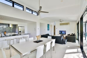 Dining - Pinnacle 8, Seaview Apartment on Hamilton Island (Hamilton Island)