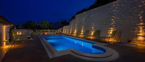 Una piscina al aire libre, una piscina climatizada