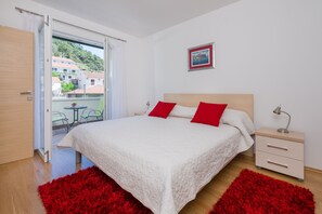 2 Schlafzimmer, Zimmersafe, Schreibtisch, Bügeleisen/Bügelbrett
