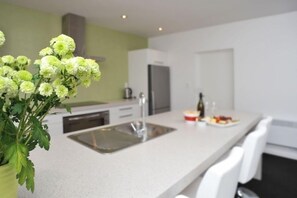 Fridge, microwave, oven, stovetop - LUXURY HOLIDAY HOME ON QUEEN CHARLOTTE DRIVE (Anakiwa)