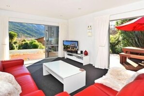 Smart TV - LUXURY HOLIDAY HOME ON QUEEN CHARLOTTE DRIVE (Anakiwa)
