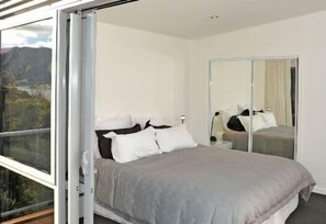 2 bedrooms, iron/ironing board, WiFi, bed sheets - LUXURY HOLIDAY HOME ON QUEEN CHARLOTTE DRIVE (Anakiwa)